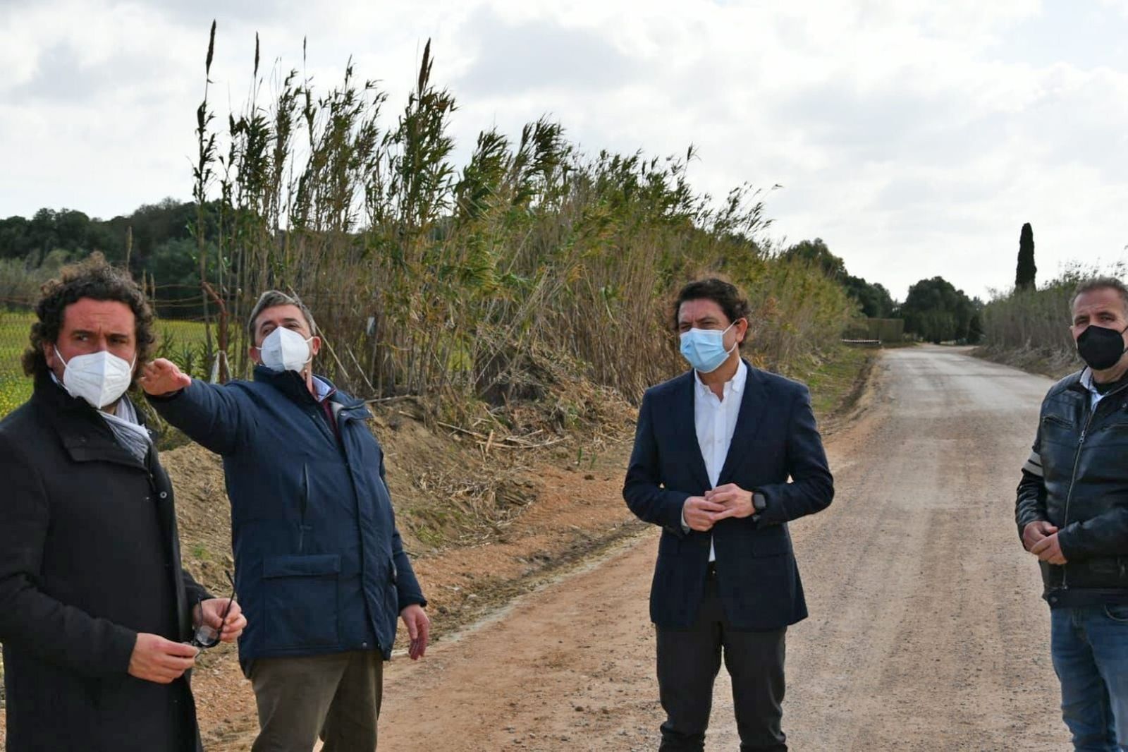 Daniel Sánchez visita las obras en la zona rural de Medina Sidonia