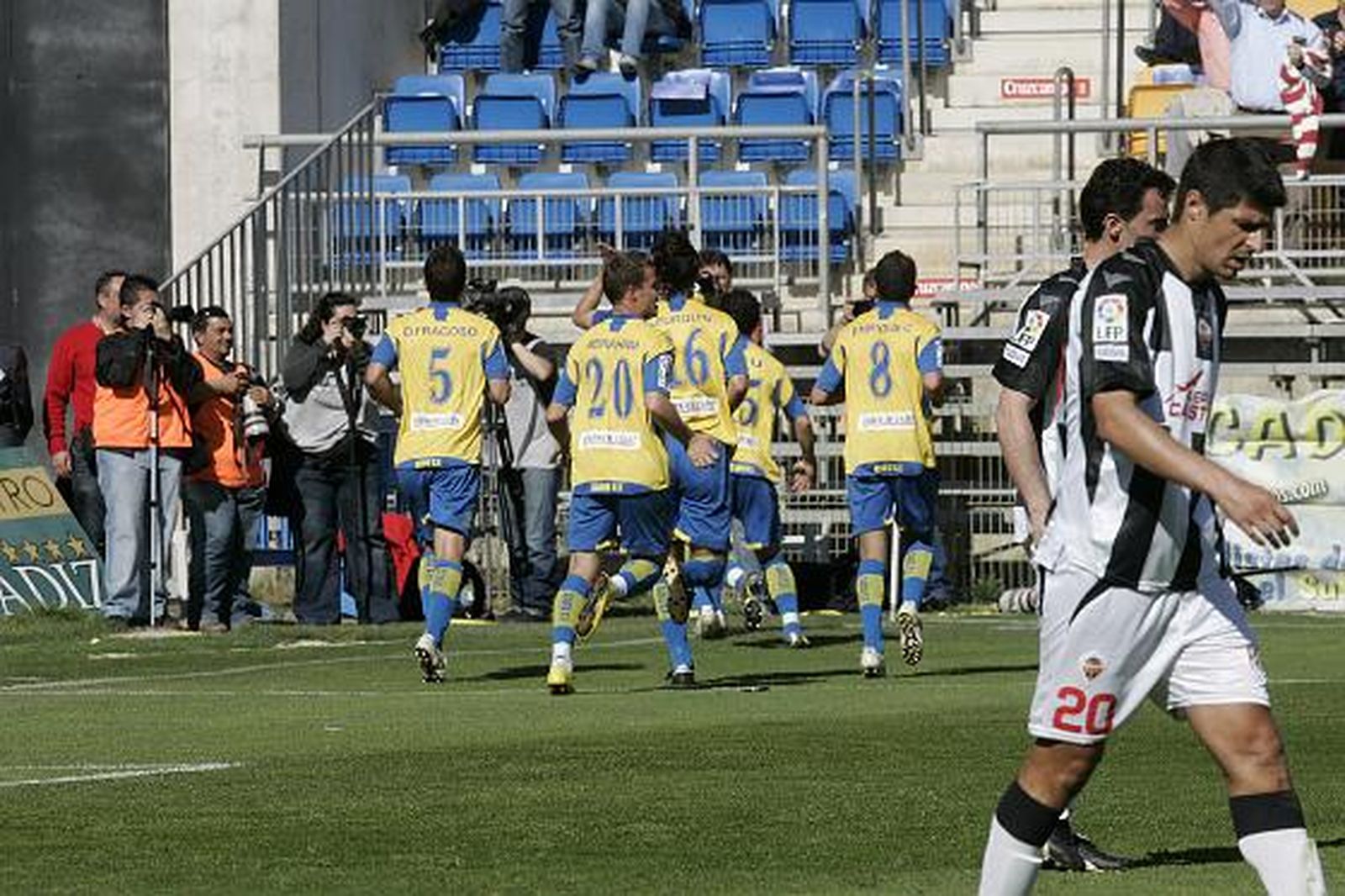 Los jugadores cadistas celebran el 1-0, obra de De la Cuesta.   Foto: Jesus Marin