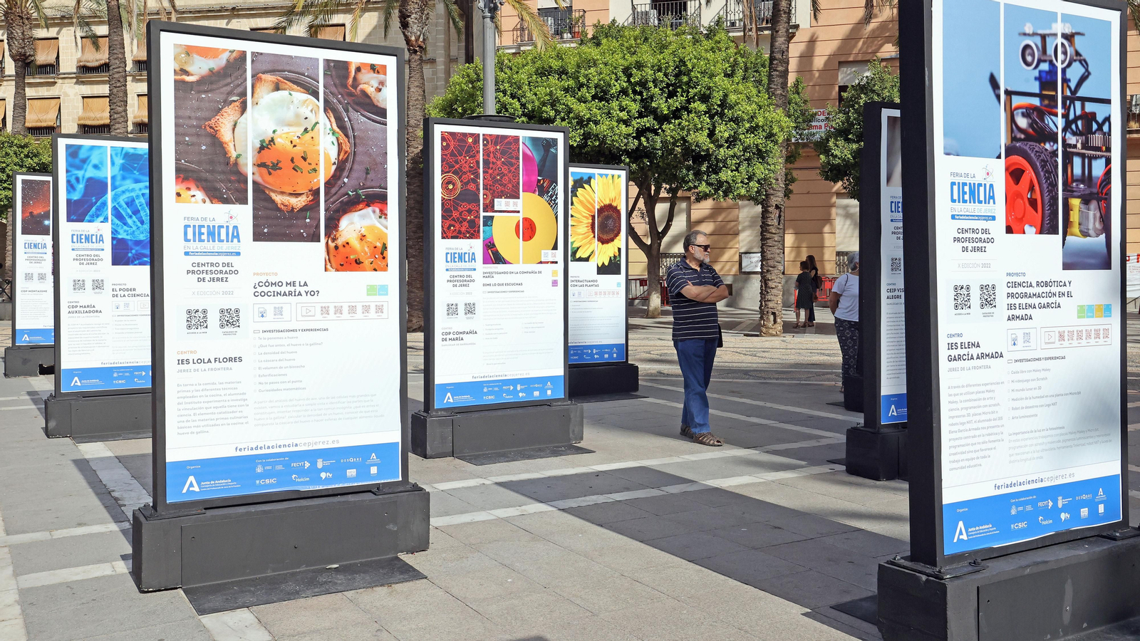 Imágenes de la exposición de la X Feria de la Ciencia en la Calle en Jerez