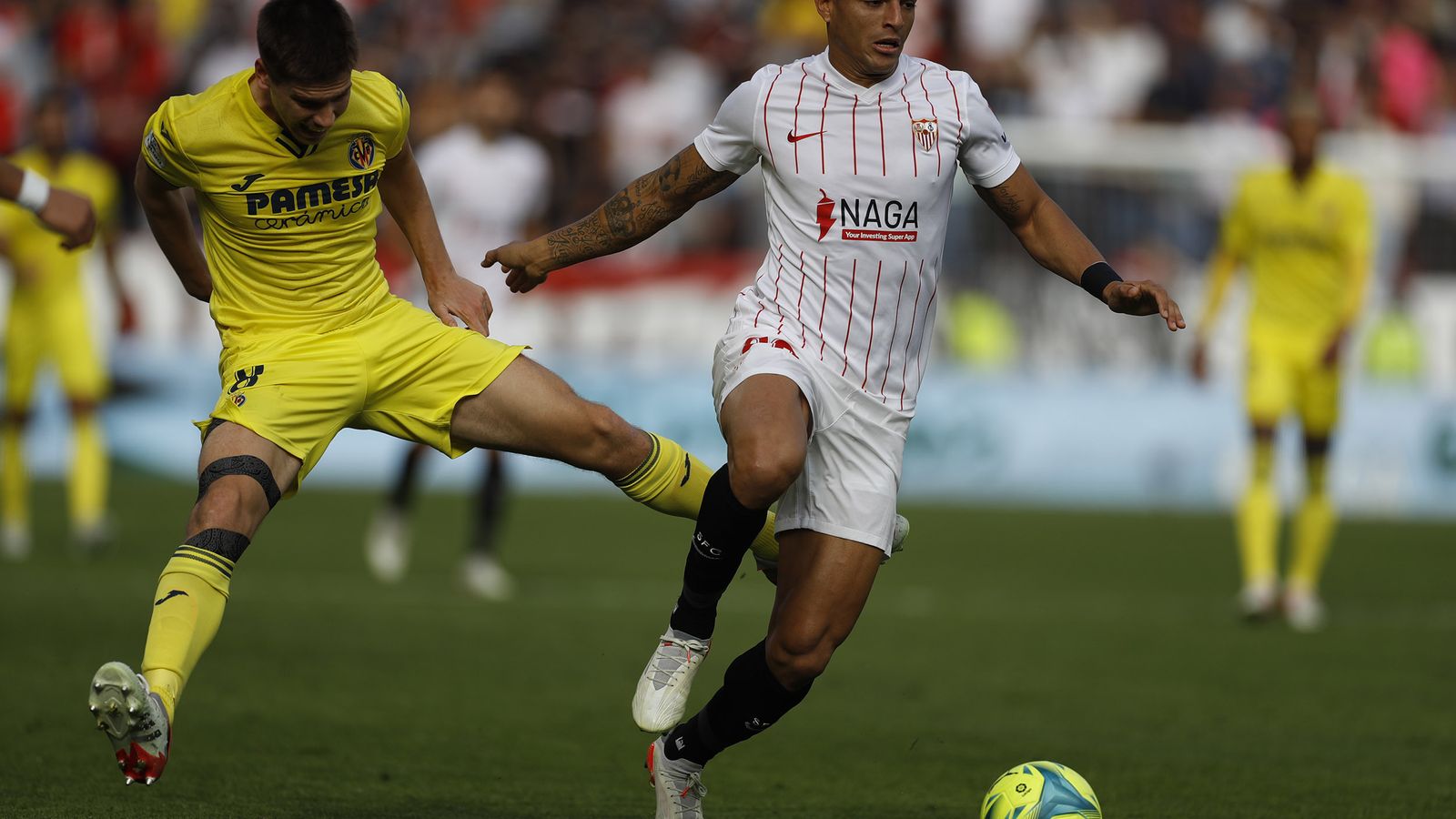 Diego Carlos sufre una patada de Foyth.