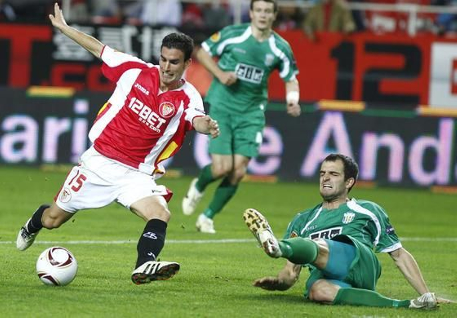 Alfaro se dispone a disparar con la pierna derecha ante la entrada de un rival. / Antonio Pizarro