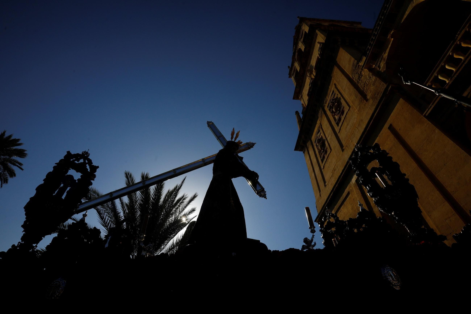 Las mejores fotos de los traslados de regreso de las hermandades tras el Magno Vía Crucis de Córdoba