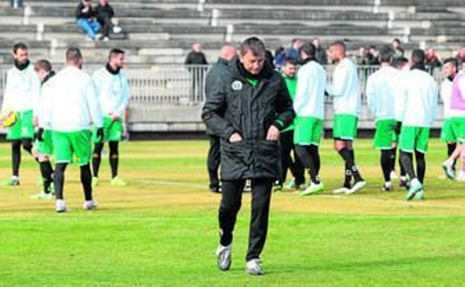 Miroslav Djukic se aleja del grupo en un instante de la sesión de entrenamiento celebrada ayer en la Ciudad Deportiva.