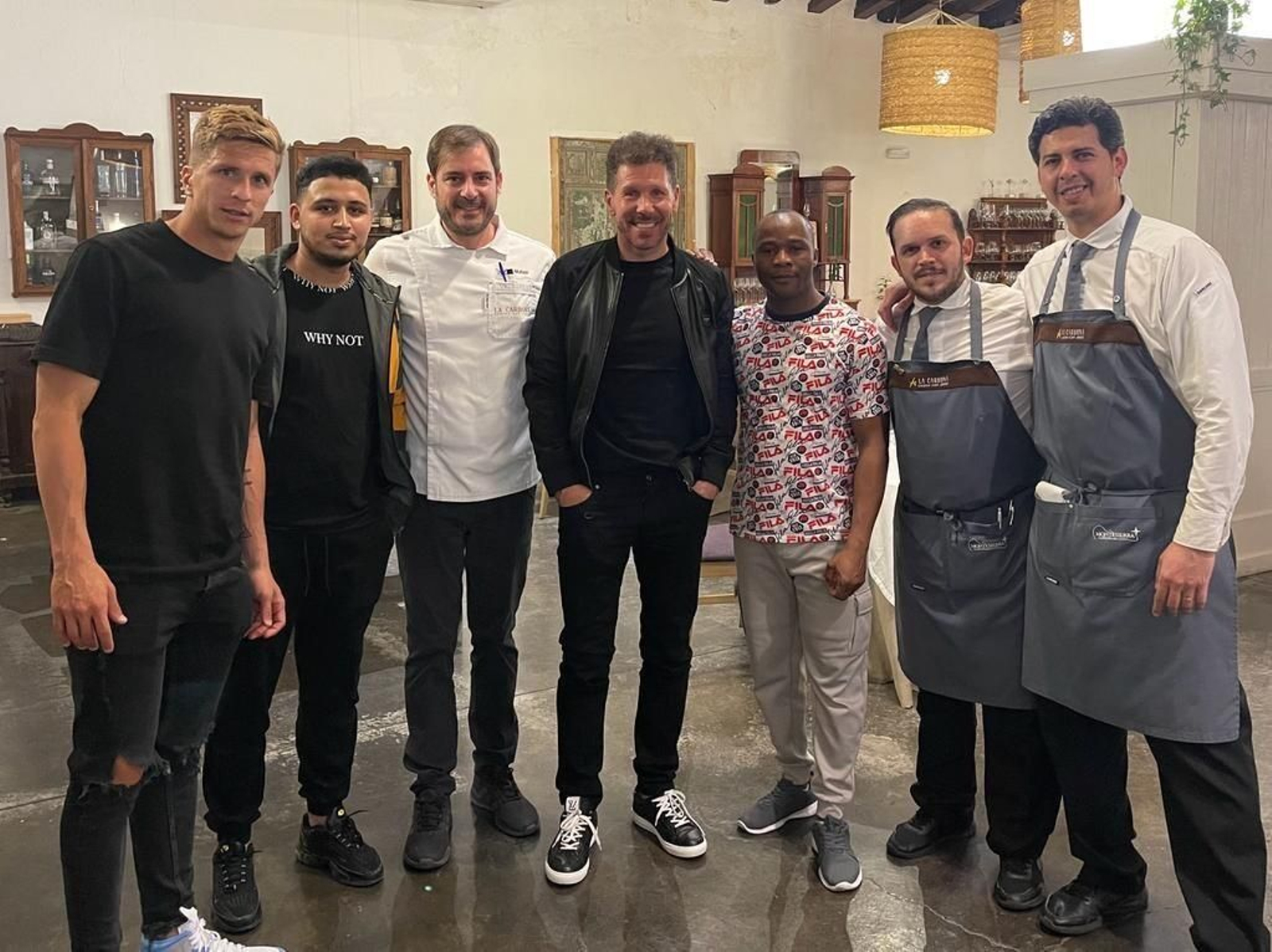 Simeone y su hijo Gianluca, junto al equipo de La Carboná. Simeone y su hijo Gianluca, junto al equipo de La Carboná.