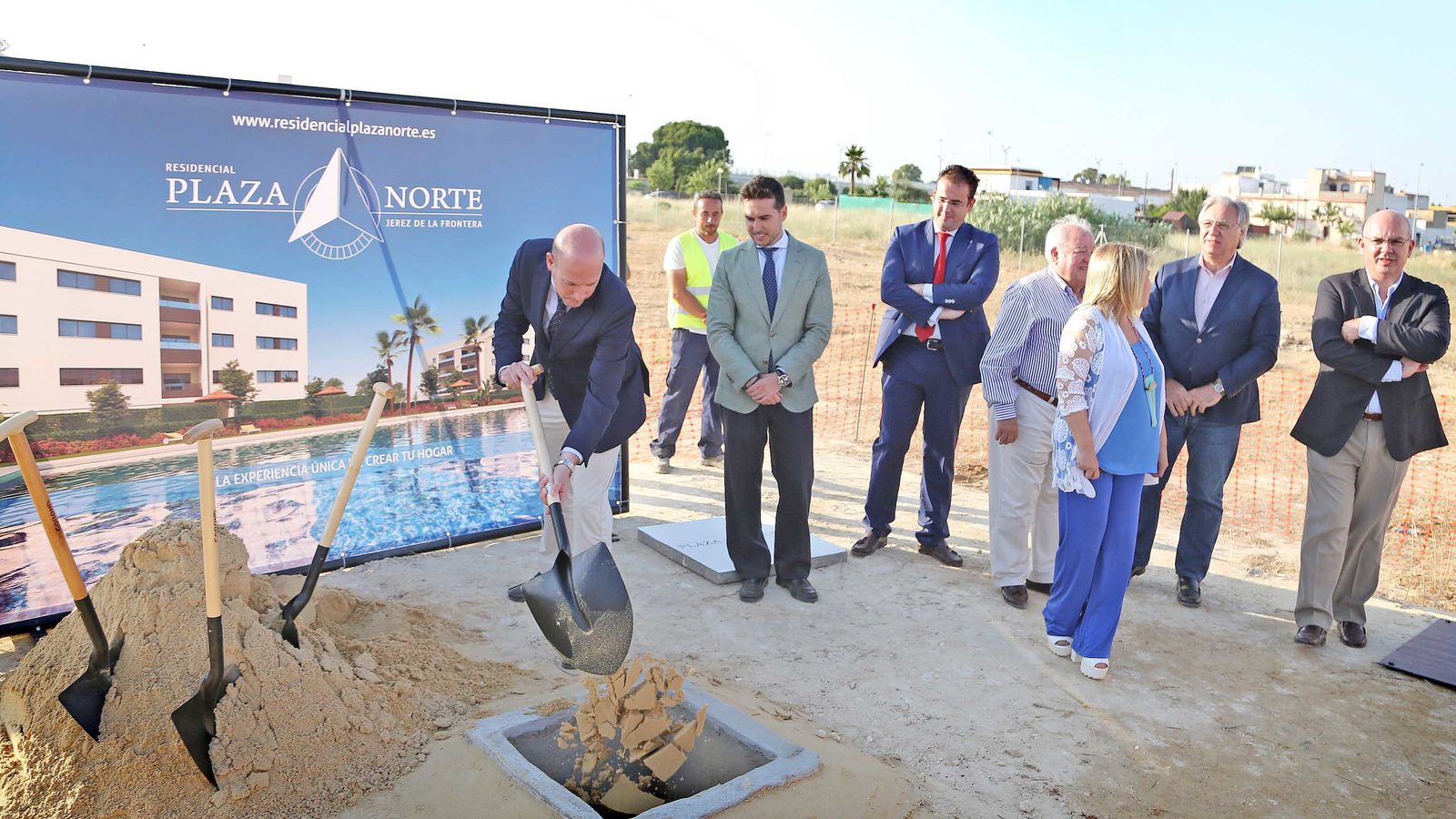 Colocación de la primera piedra del Residencial Plaza Norte.