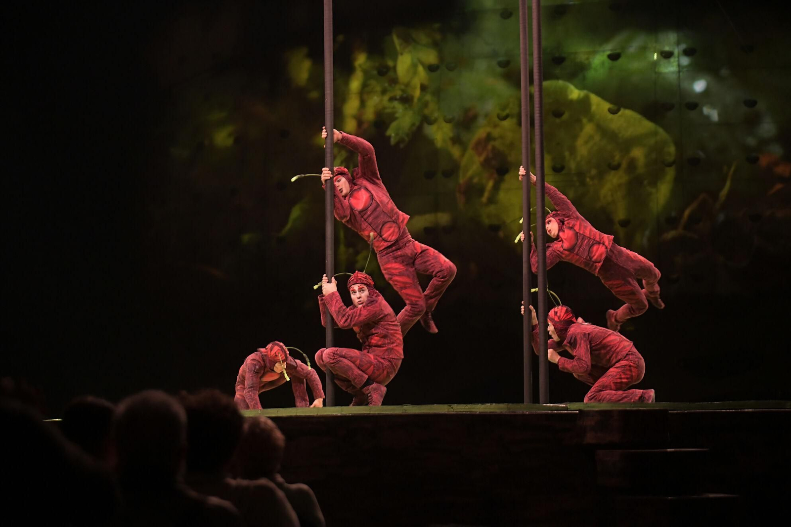 El Circo del Sol brilla en el Palacio de Deportes de Granada