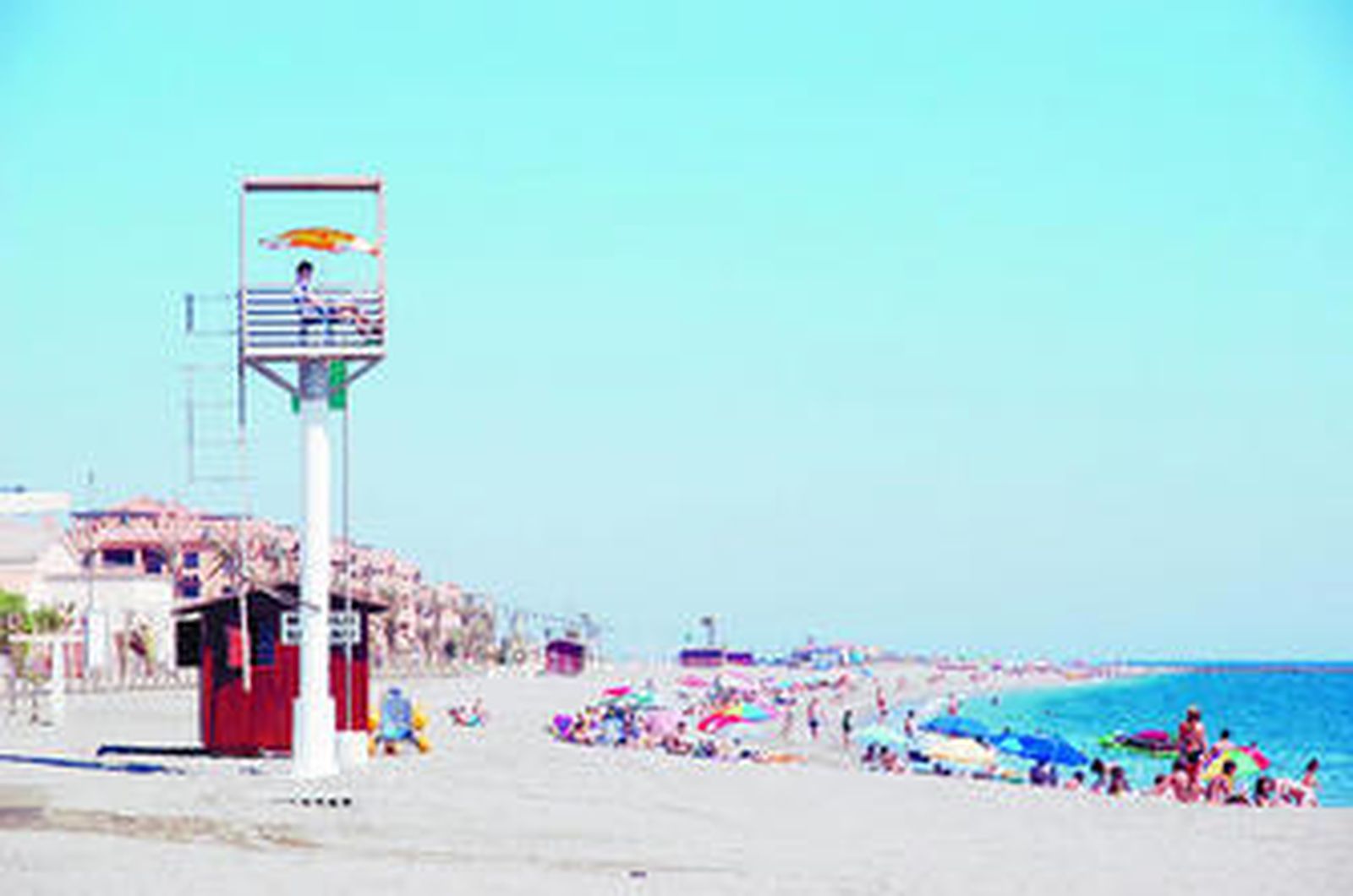 La playa ejidense de Levante en Almerimar lucirá este año la bandera azul.
