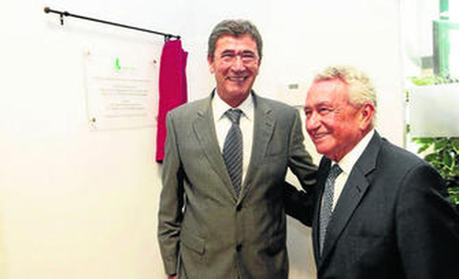 El alcalde, Tomás Herrera, y el presidente del consejo de administración del Grupo Hospiten, Pedro Luis Cobiella, ante la placa descubierta.