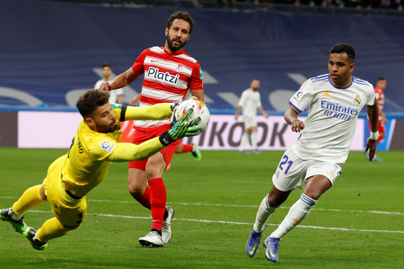 Luis Maximiano, en el Bernabéu ante Rodrygo.