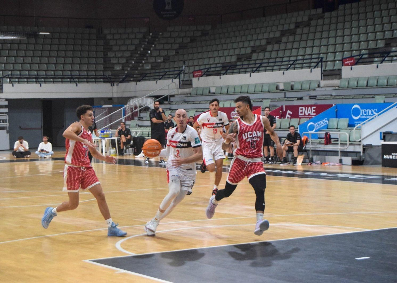 Jonathan Rousselle intenta la penetración en el duelo ante el UCAM Murcia.