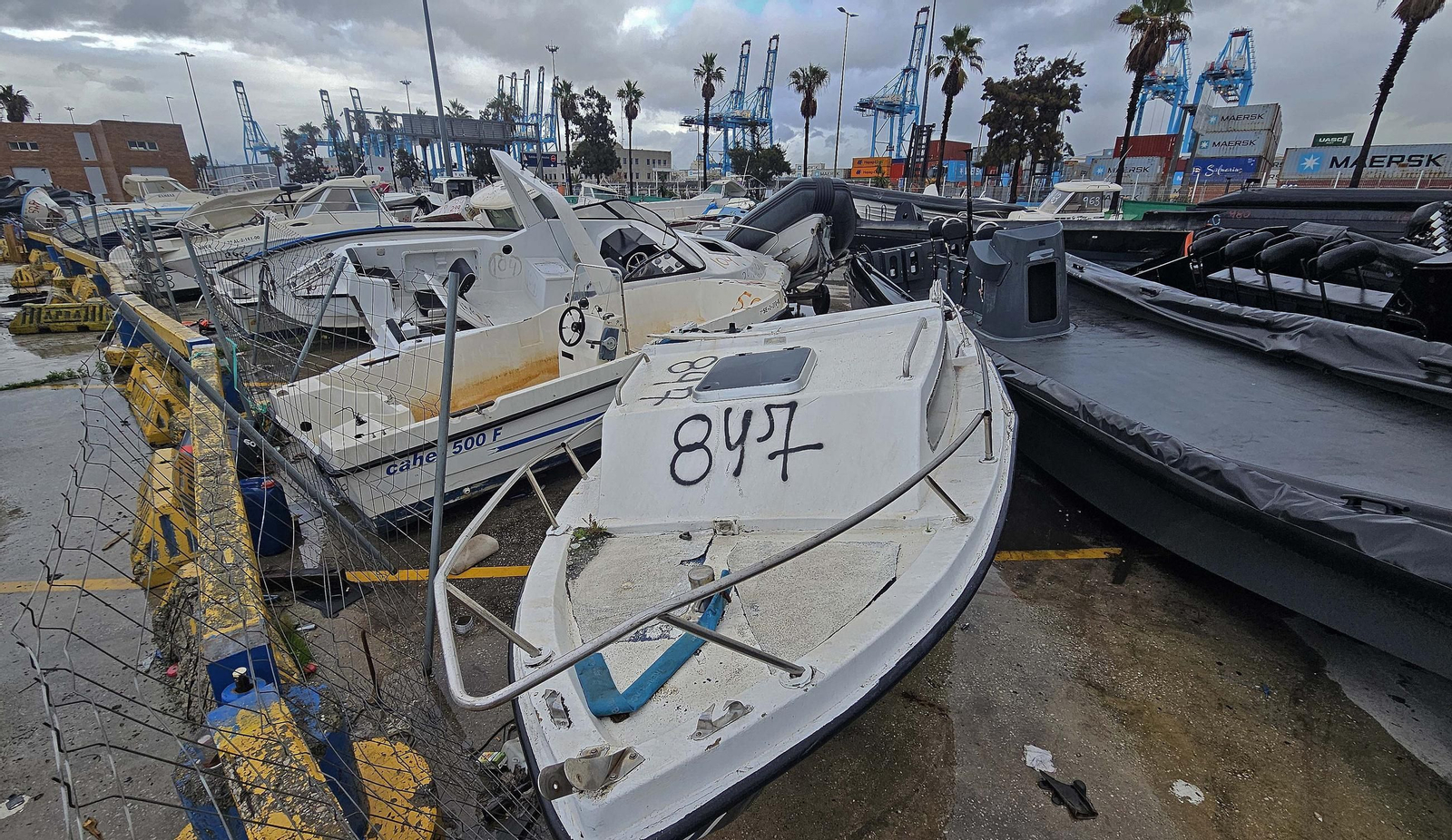 Fotos del hacinamiento de narcoembarcaciones requisadas en el Puerto de Algeciras