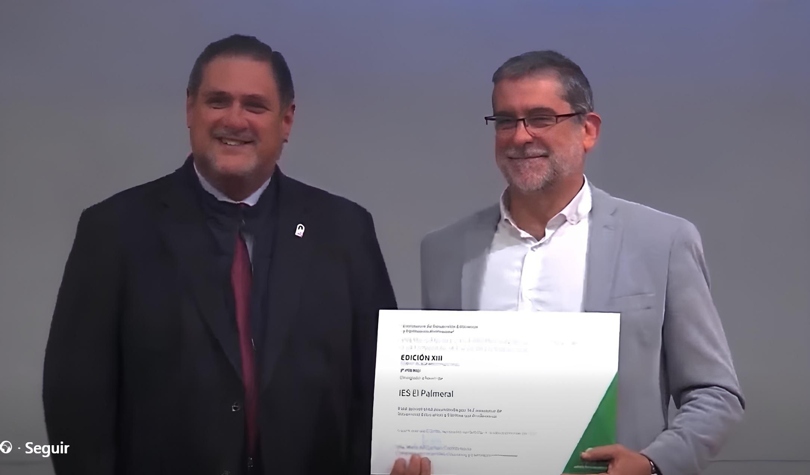 El delegado de Educación, Francisco Alonso, entrega el premio al director del centro.