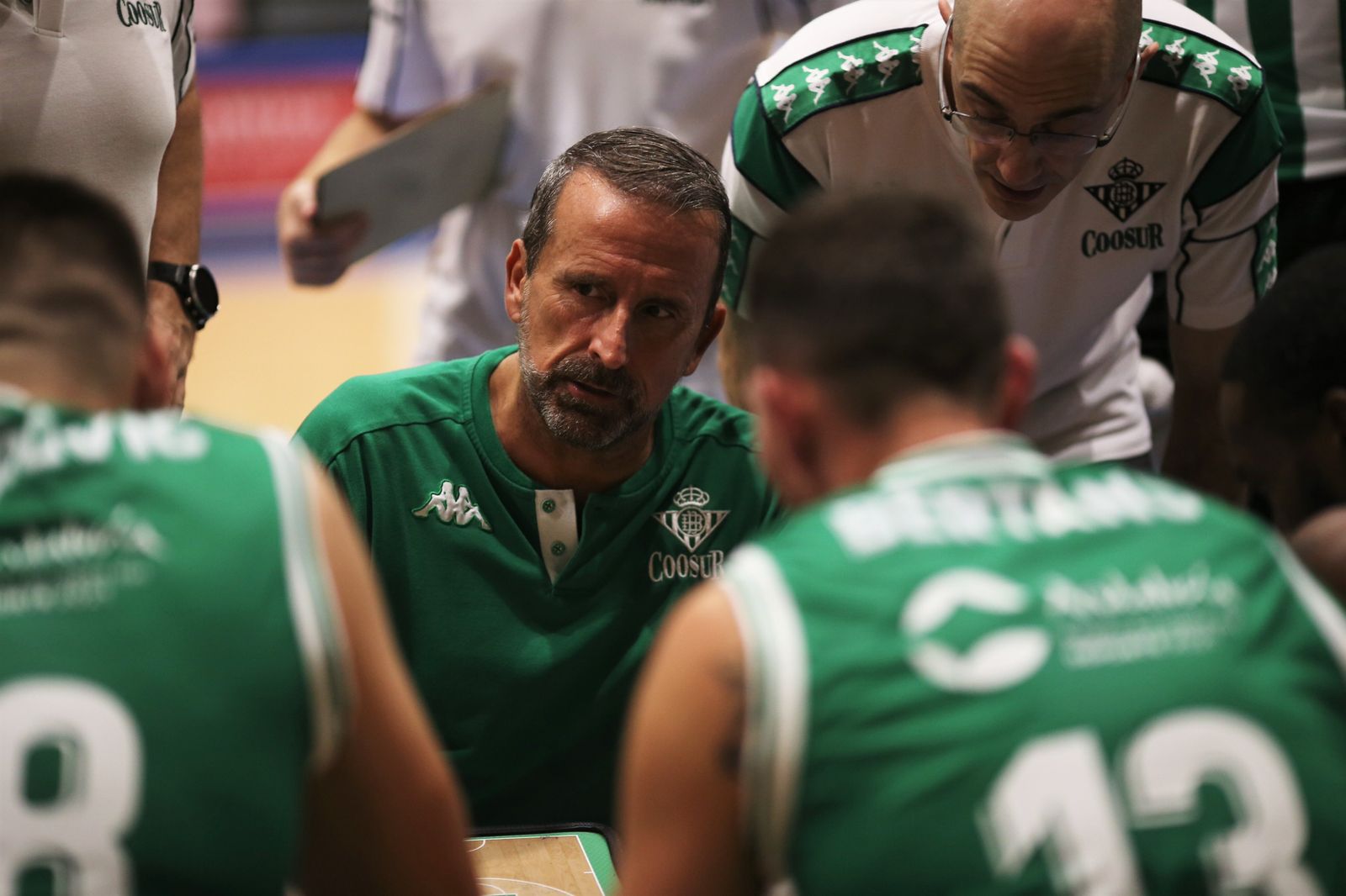 Joan Plaza habla con sus jugadores en un tiempo muerto.