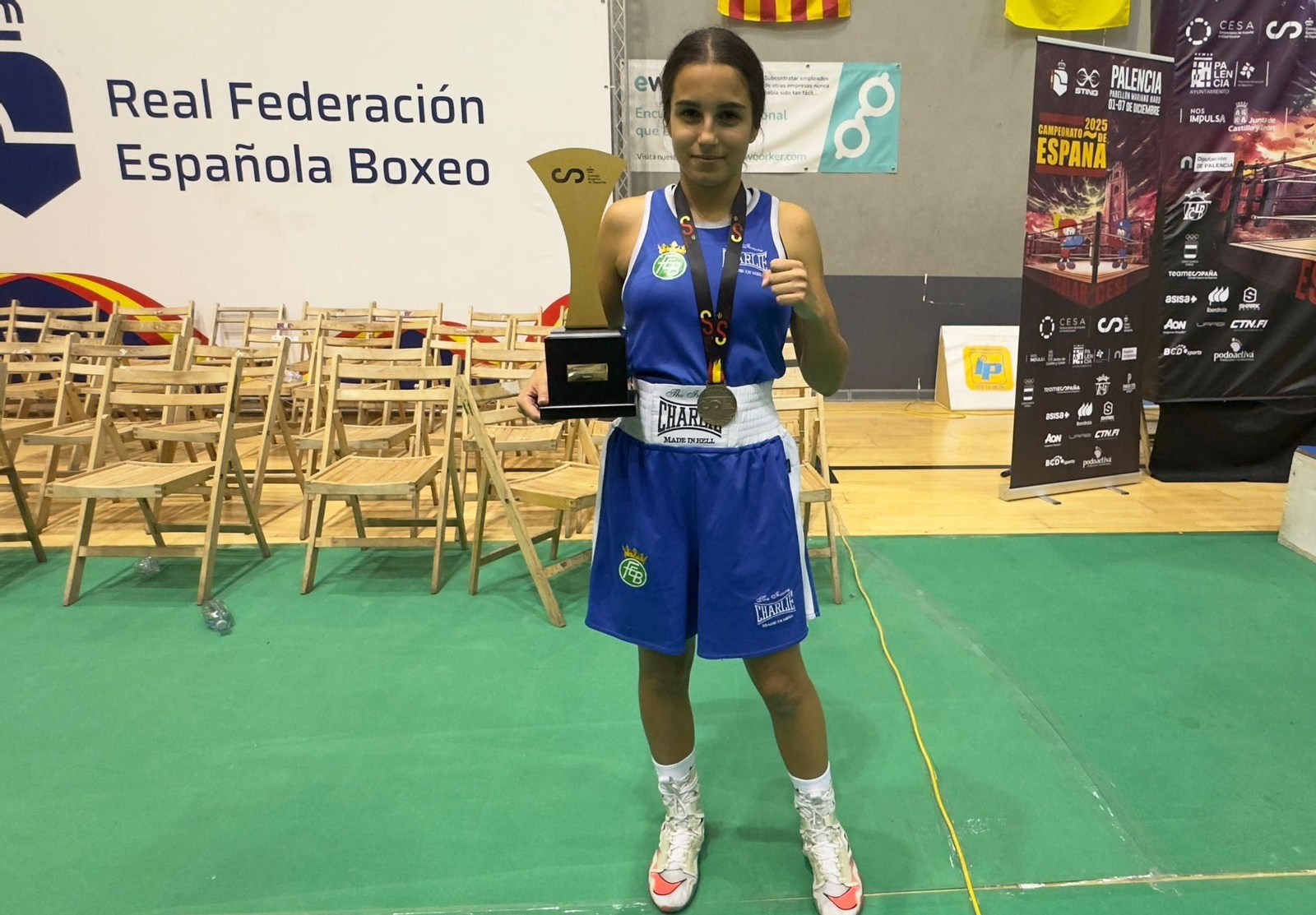 Irene Bolaños, con su trofeo de campeona de España