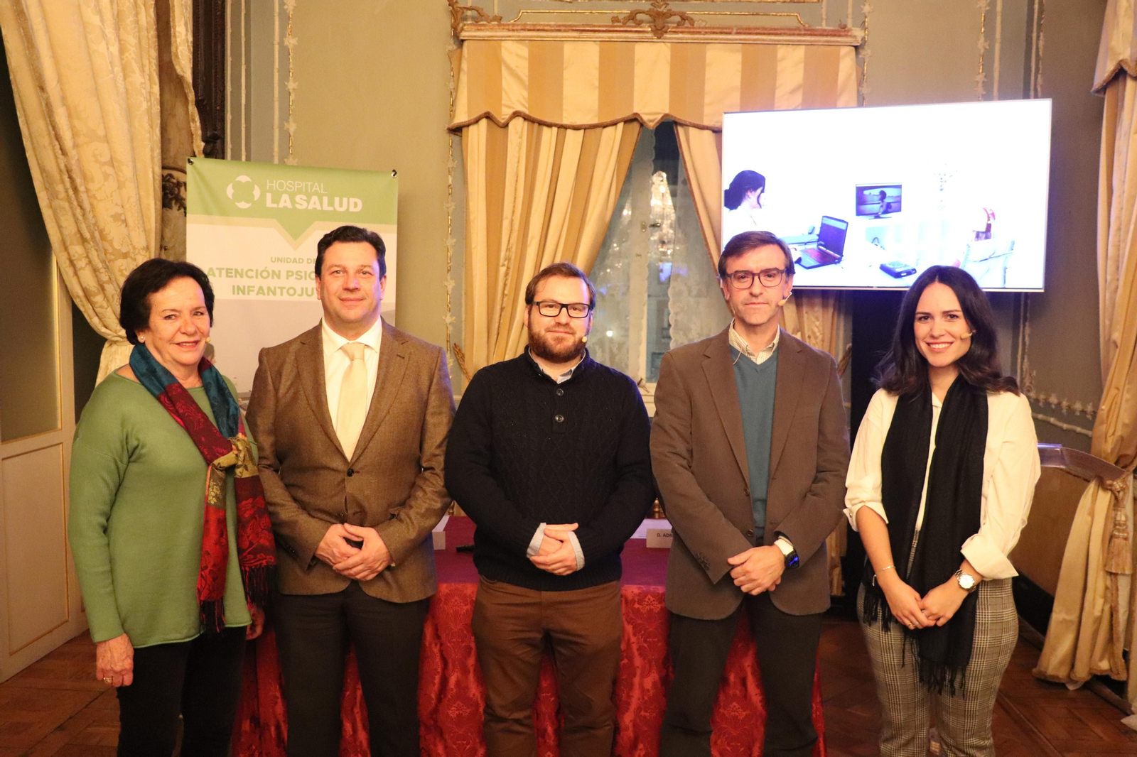 Los participantes en la mesa redonda junto al director general de La Salud.