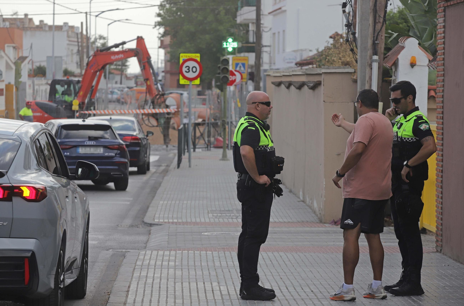 Fotos de las obras de renovación de infraestructuras hidráulicas en la avenida Diputación de Algeciras