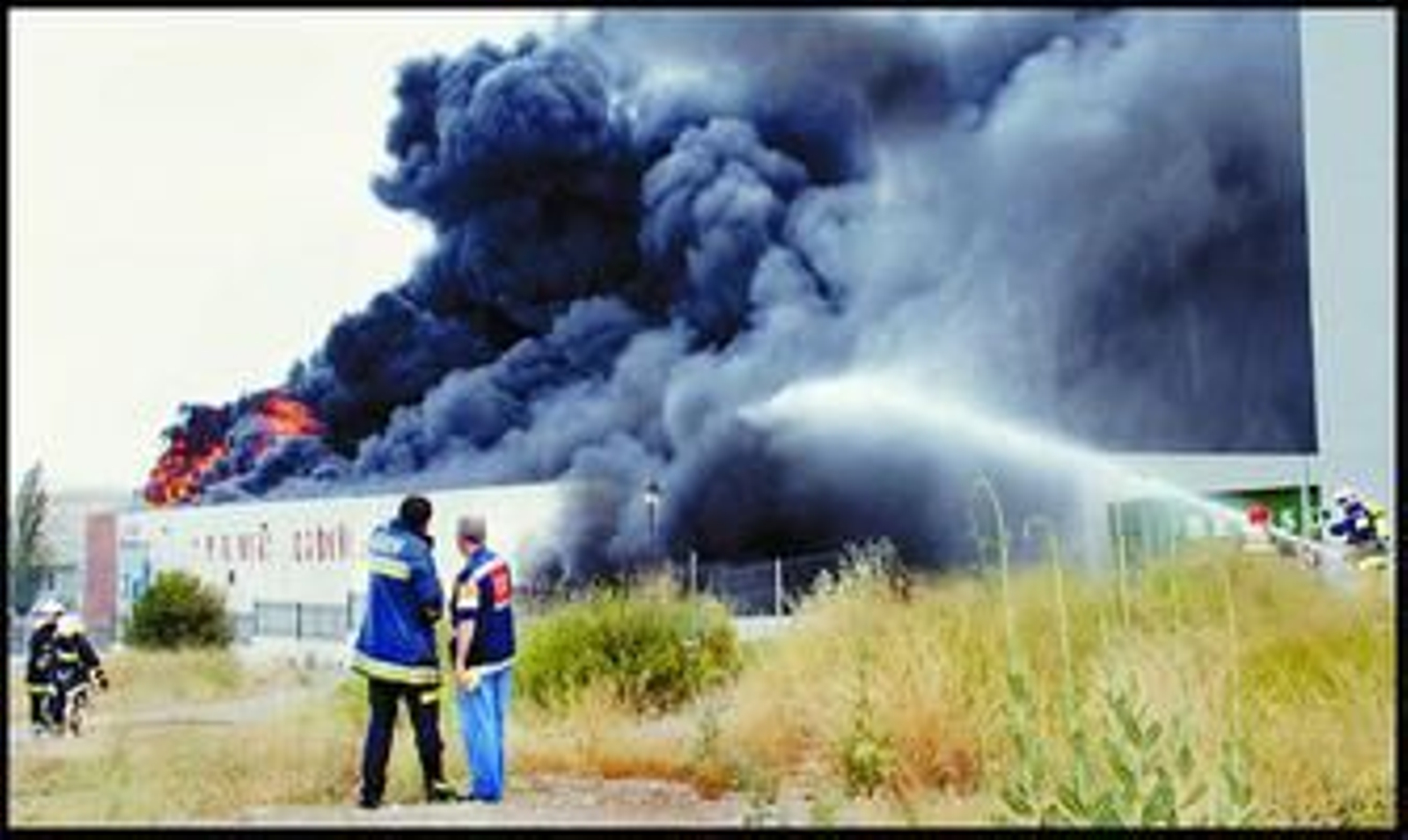 Aún no se conocen las causas por las que se originó el fuego, que provocó una columna de humo visible a kilómetros de distancia.