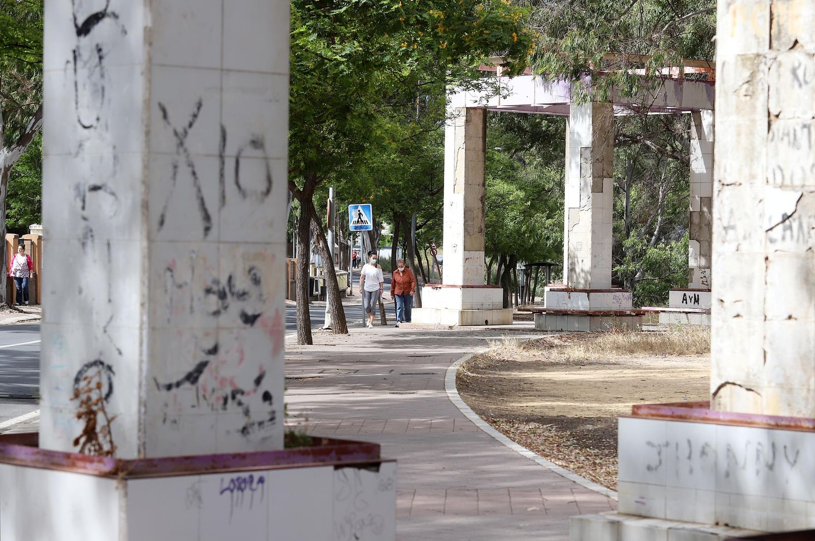 Imágenes de la suciedad, deterioro y abandono de los miradores del Conquero