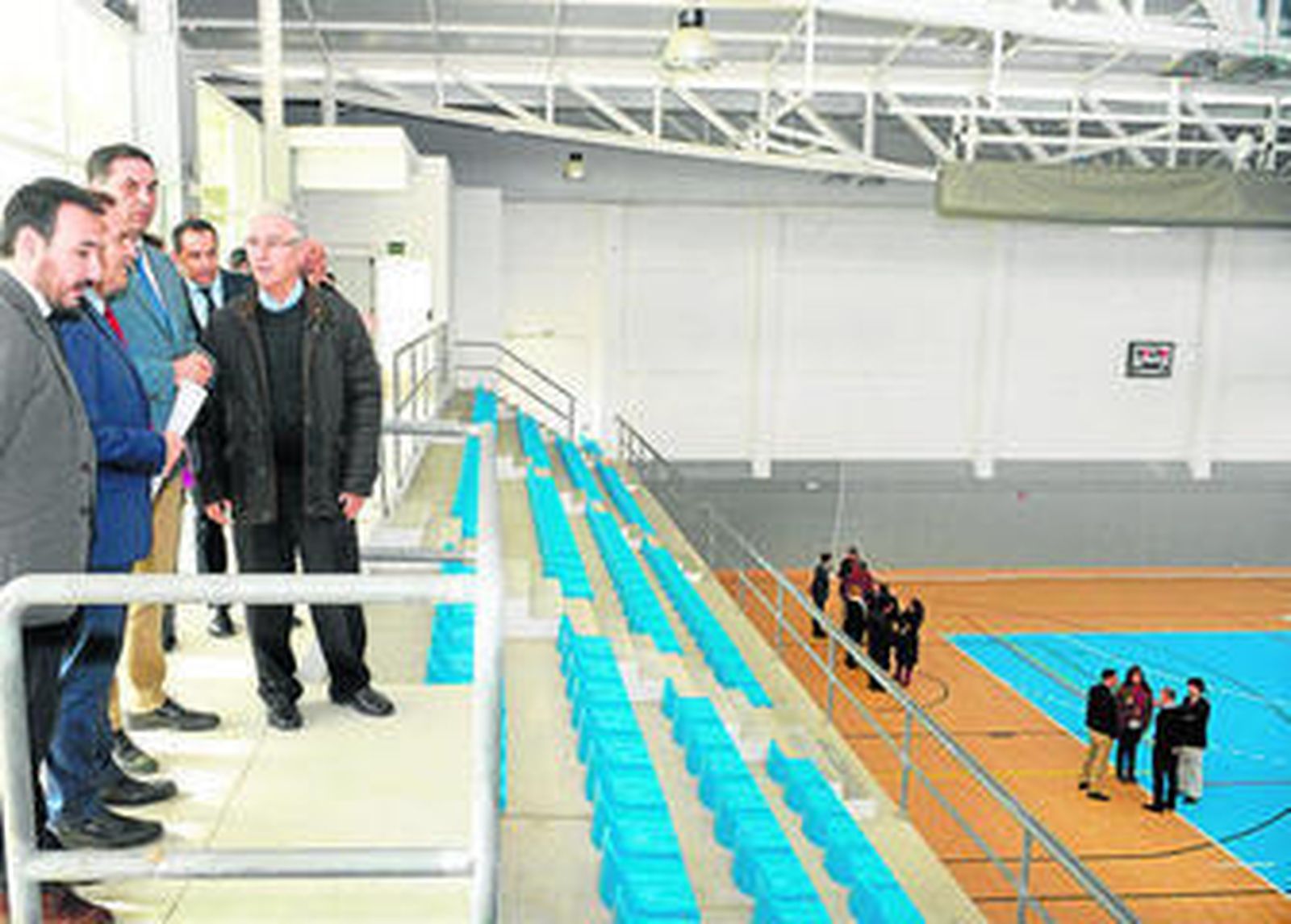 Una imagen de la visita a las nuevas instalaciones deportivas realizada por el equipo de Gobierno y la Junta.