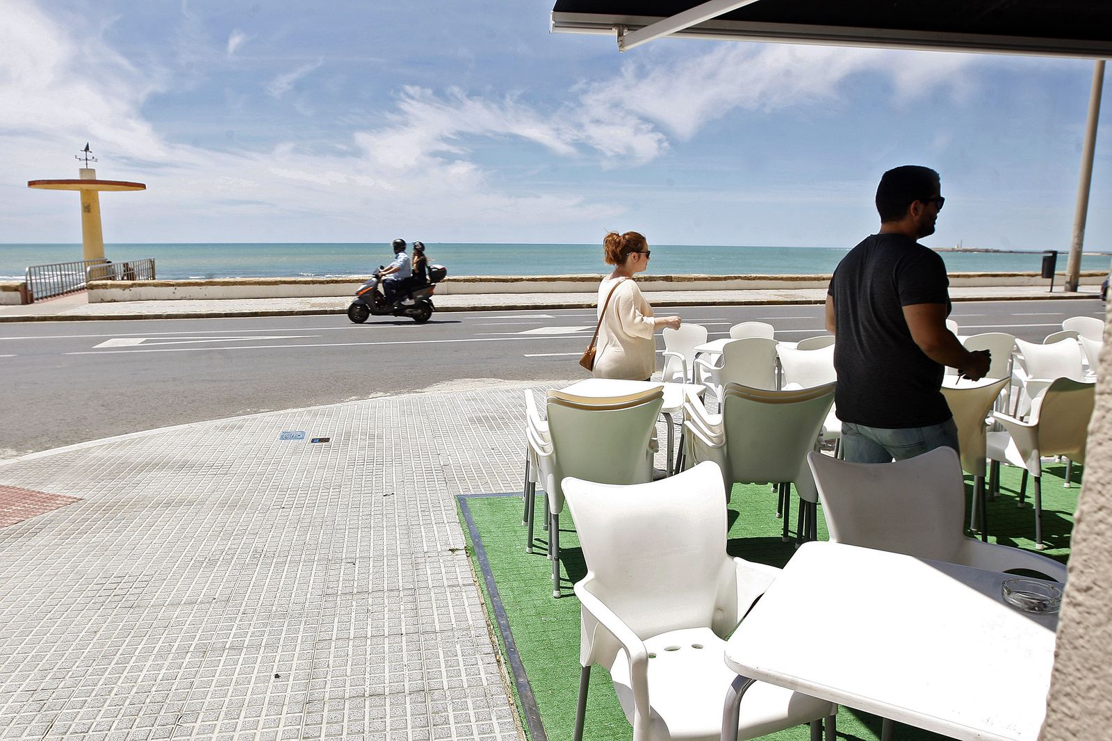 Una terraza de un bar en el Paseo Marítimo, en una imagen de archivo.