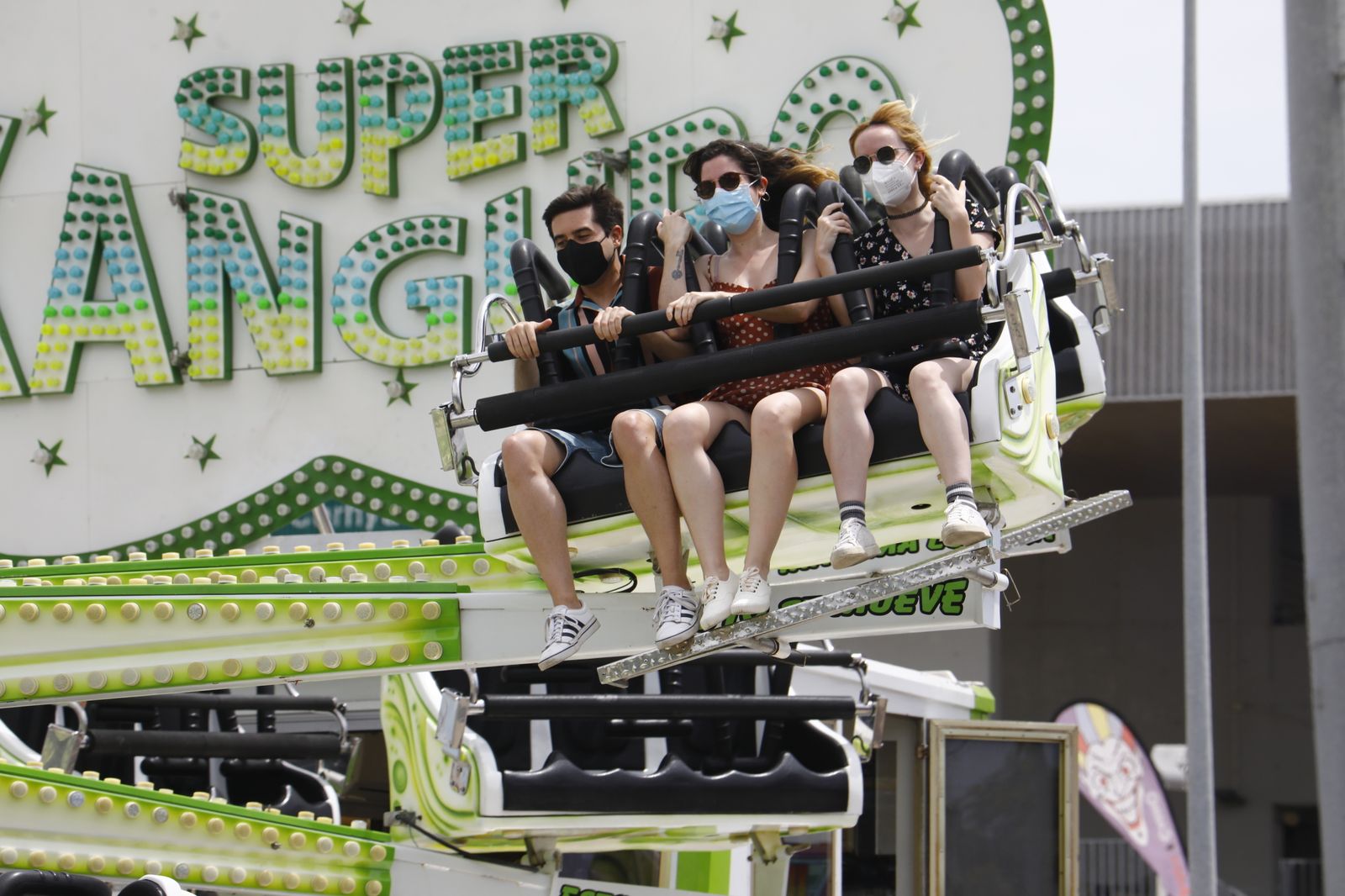 Un grupo de adolescentes disfrutan de las atracciones del parque.