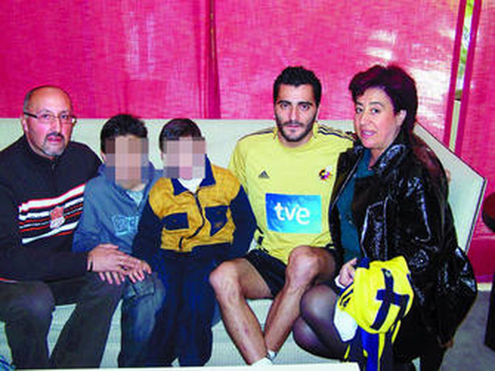 Güiza, con Fran -a su derecha- y sus padres y hermano, en la concentración de la selección en Sevilla.