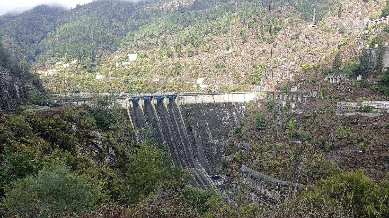 Abajo, nos aguarda la carretera. Por ella pasamos sobre el muro de la presa.