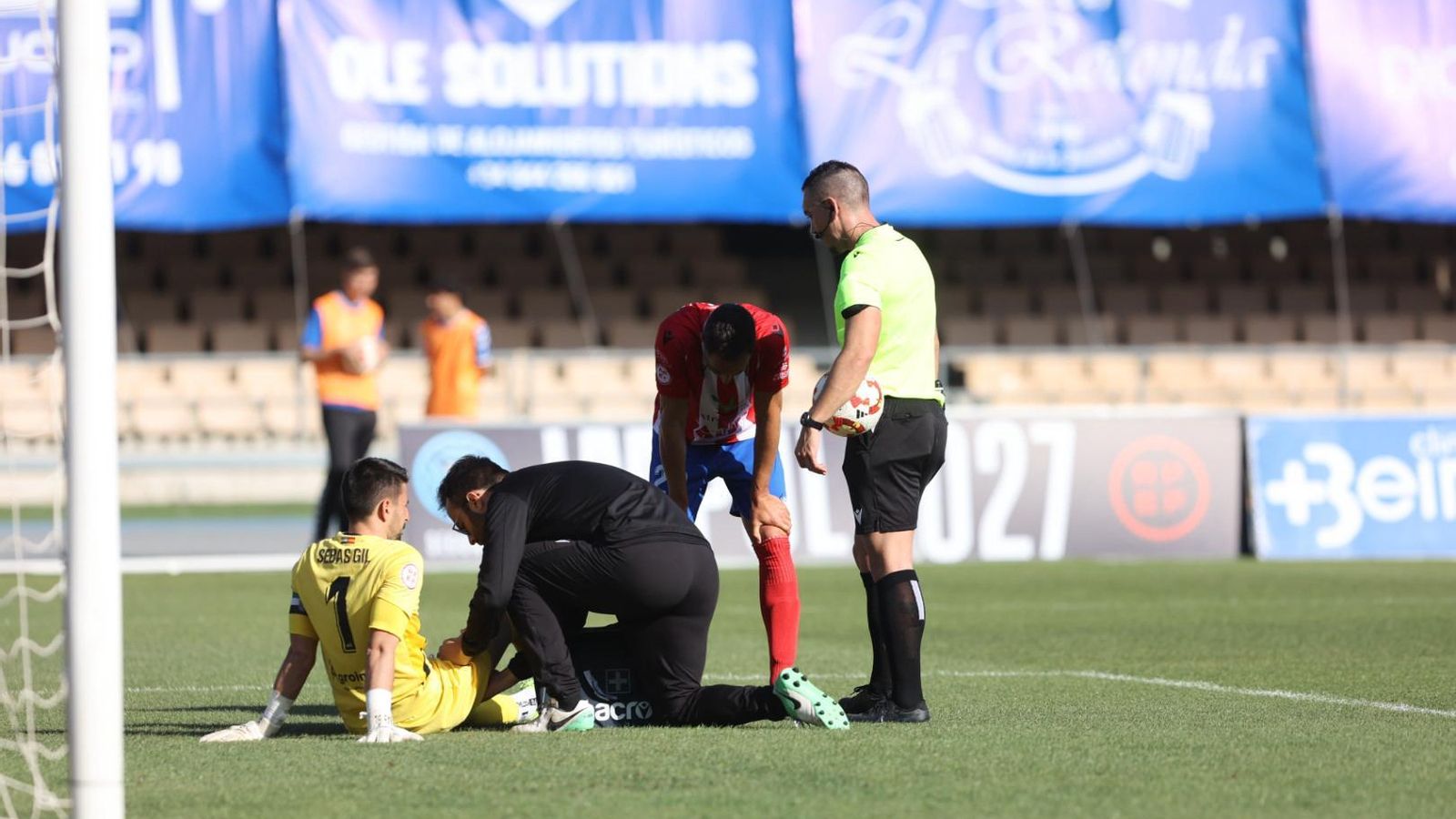 Sebas Gil, atendido en la primera mitad.