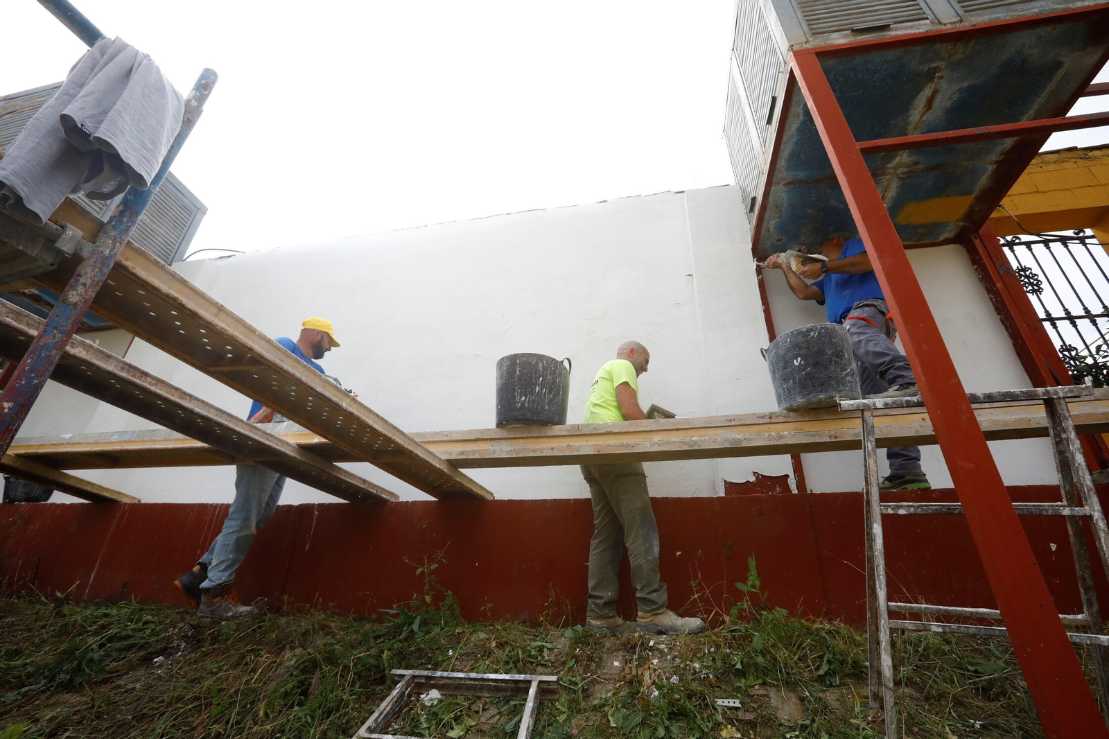 El inicio del montaje de la Feria de Córdoba en El Arenal, en imágenes