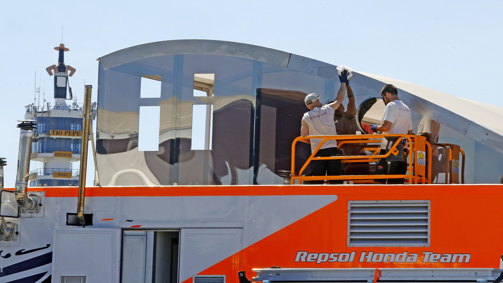 Operarios del equipo Repsol Honda de Márquez y Pedrosa acicalaban ayer el 'hospitality' donde reciben a sus compromisos comerciales.