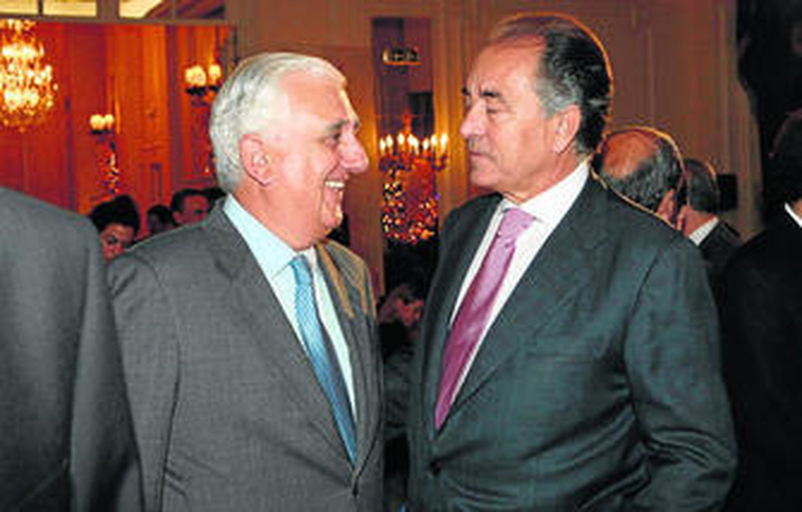 El presidente de la CEA, Santiago Herrero, y el de Ametic, Jesús Banegas, ayer en Nueva Economía Forum.