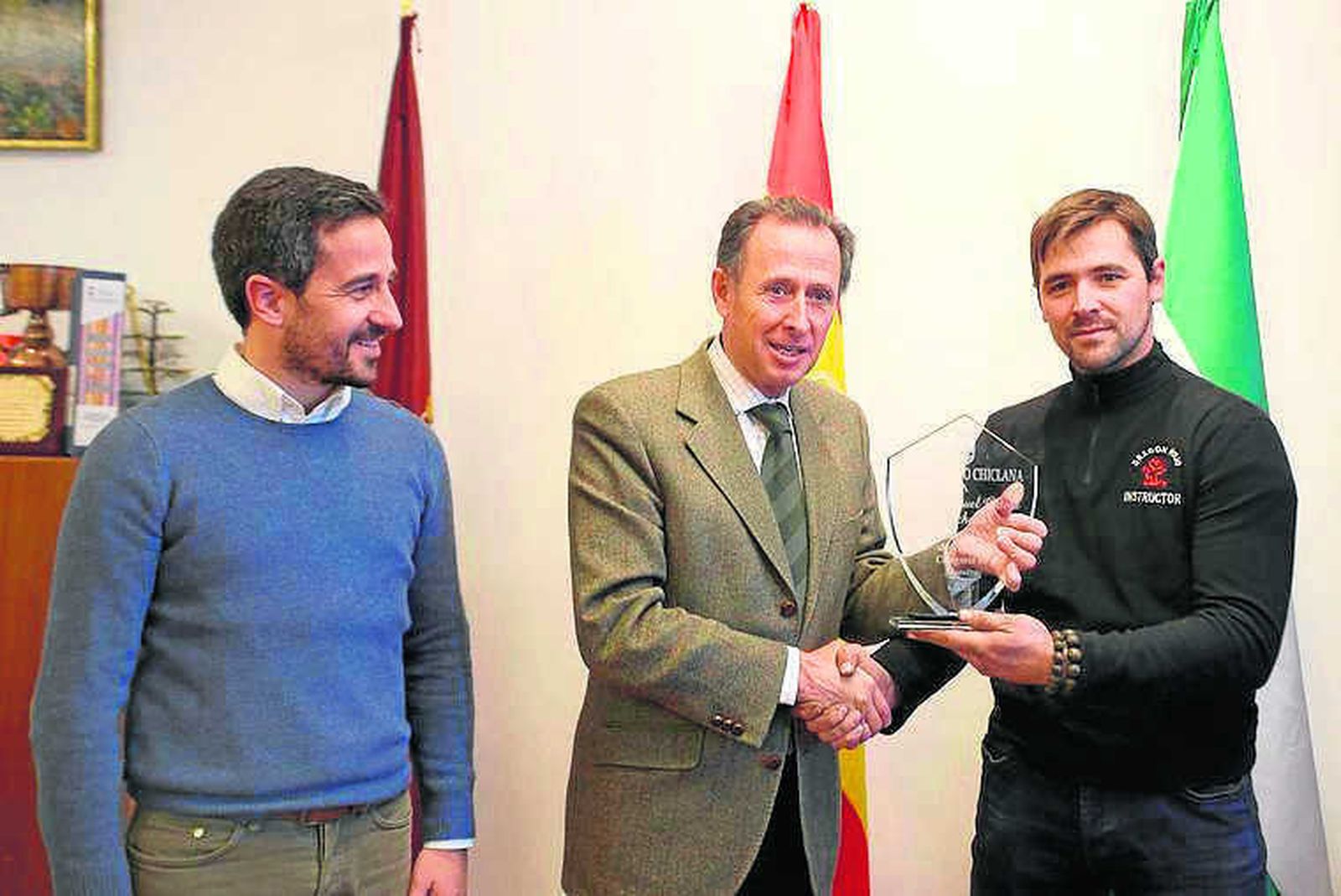 El alcalde y el delegado de Deportes, junto al deportista local.
