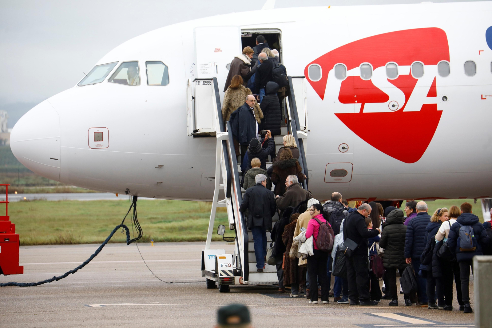 El despegue del el primer vuelo chárter a Europa en el aeropuerto de Córdoba, en imágenes
