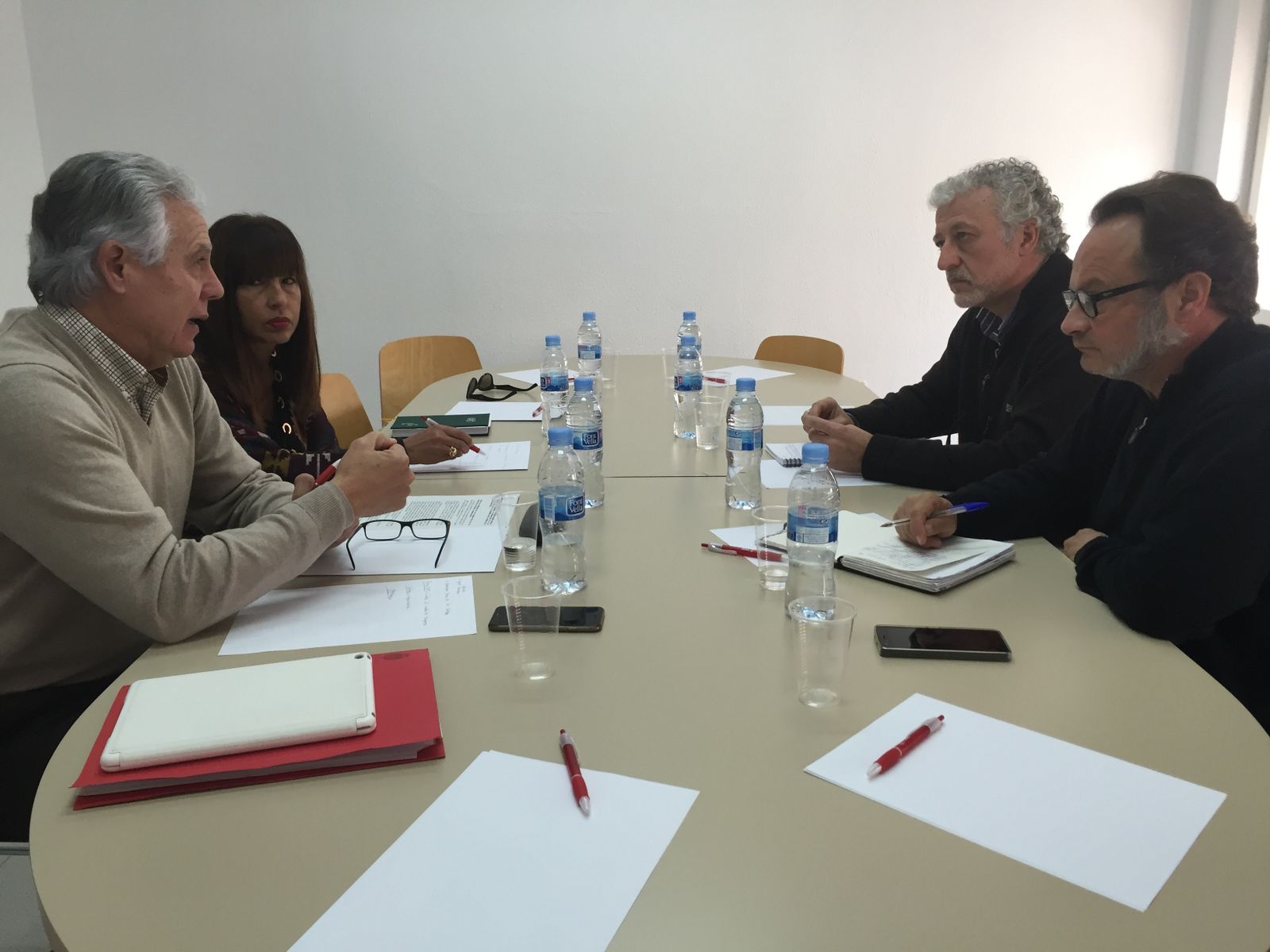 Francisco Menacho (i) y representantes de UGT, CCOO y CSIF.