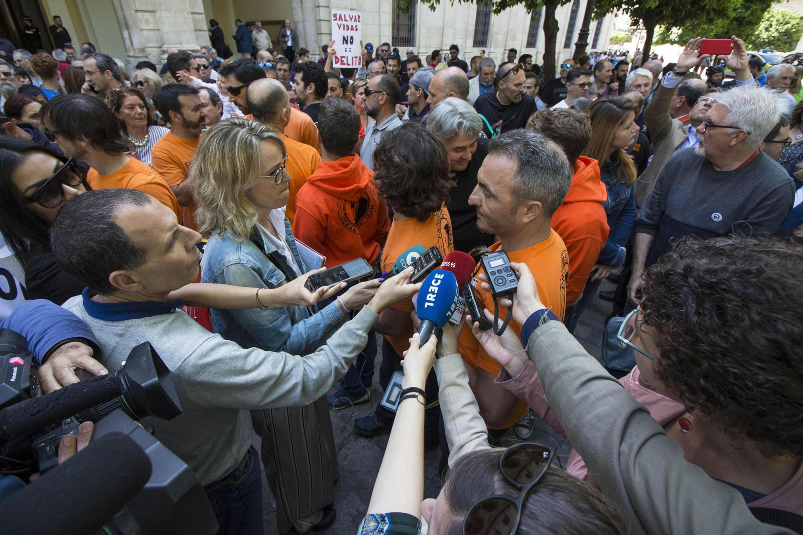 Concentración masiva por los bomberos a las puertas del Ayuntamiento