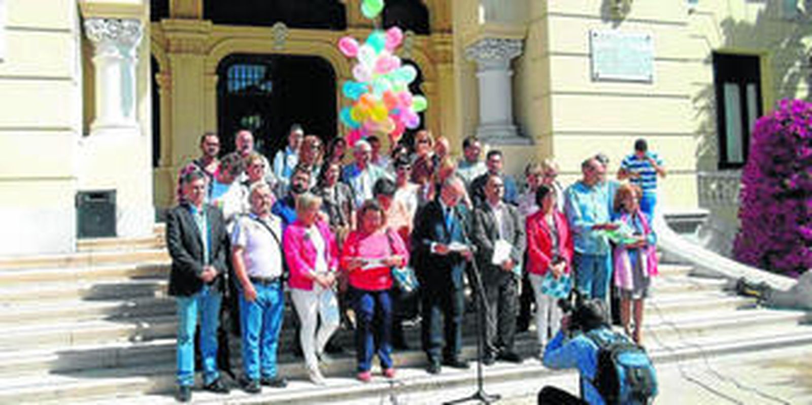 Lectura, ayer, en las escalinatas del Ayuntamiento de un manifiesto contra la homofobia.