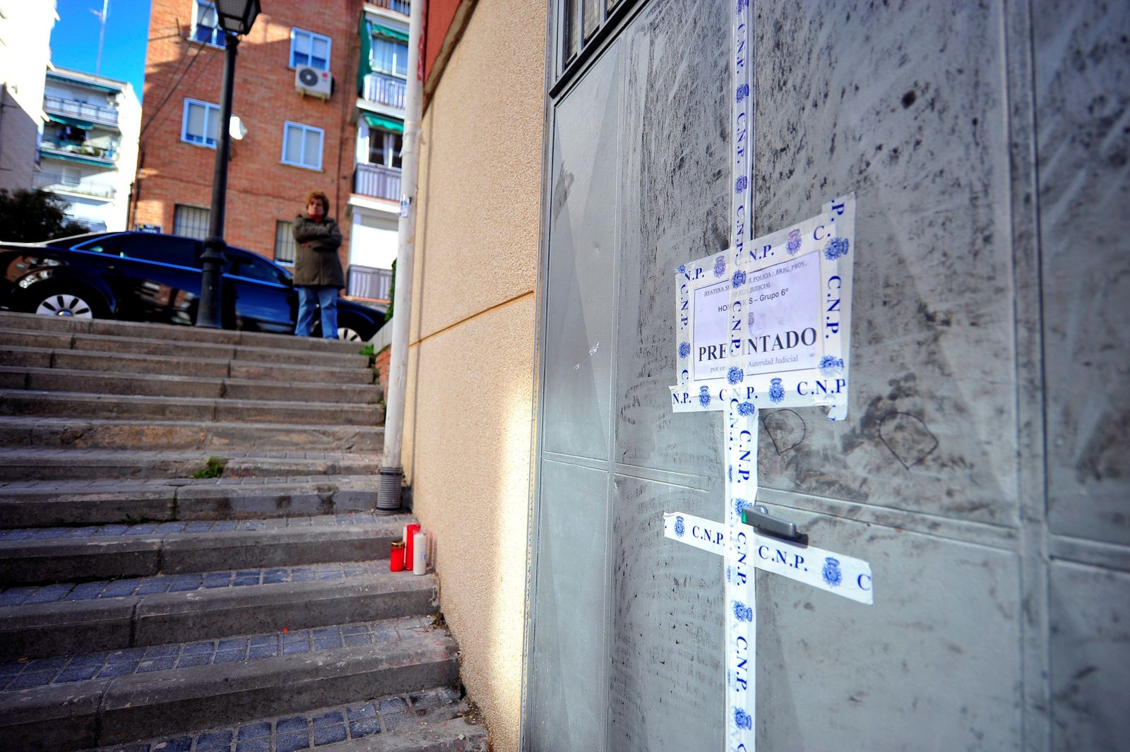 Una menor fallece de una puñalada en la confluencia de las calles de Desmonte con la de Cuenca en Alcorcón.