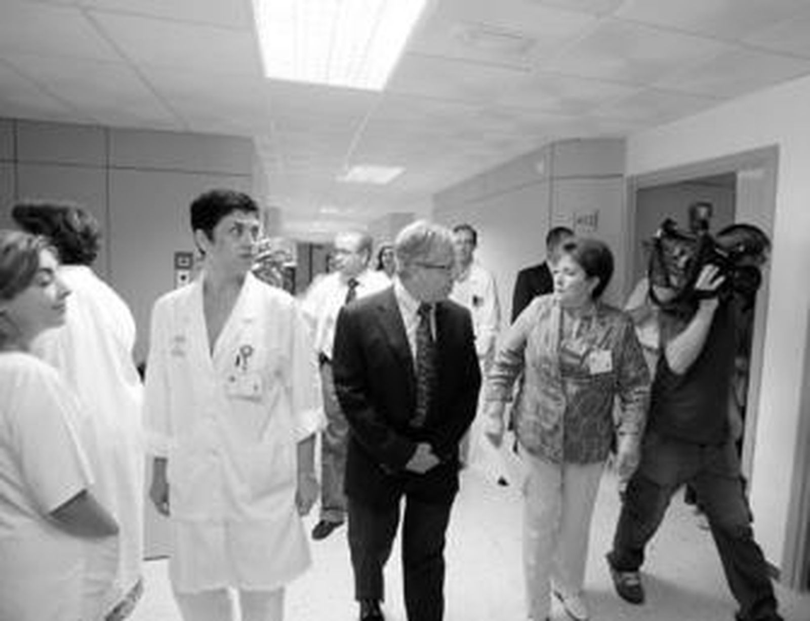 La gerente de Torrecárdenas, Francisca Antón, detalla las obras al delegado de Salud, Manuel Lucas.