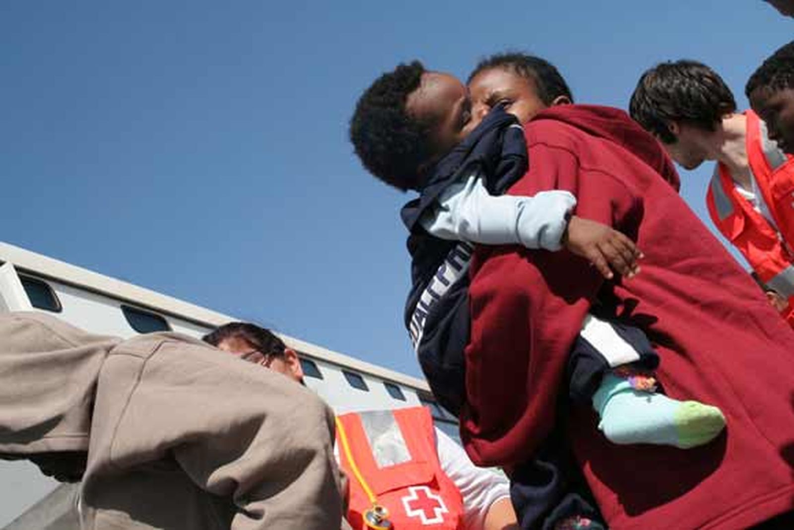 Los inmigrantes, entre los que se encontraba dos menores y dos embarazadas, pretendía cruzar el Estrecho a bordo de una zodiac

Foto: Shus Teran