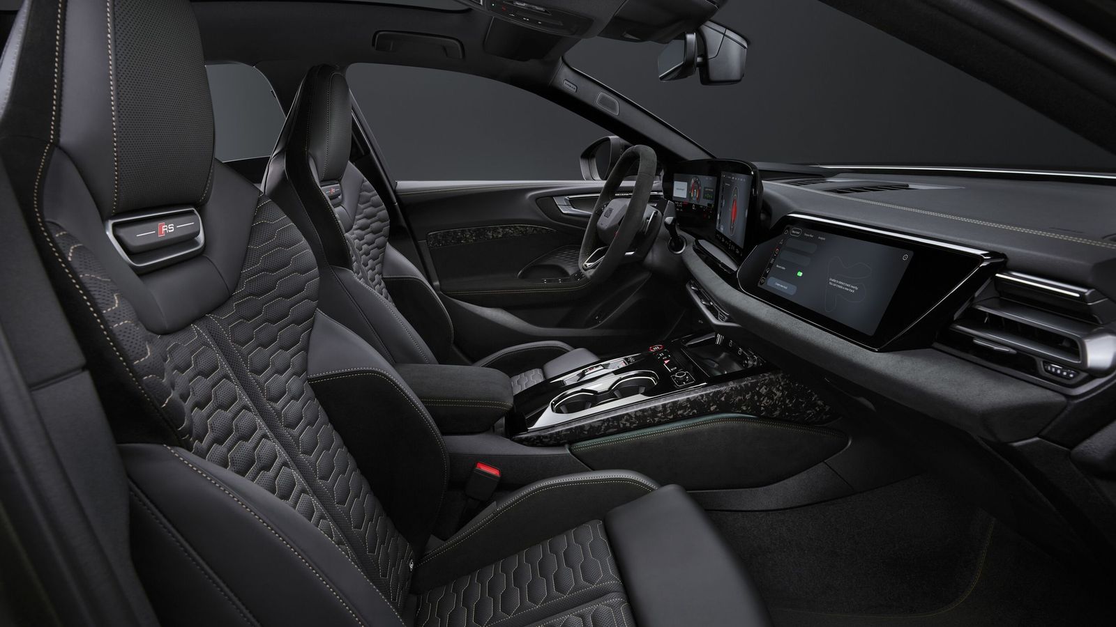 Los asientos deporitovs plus con acolchado en forma de panal están entre la aportación más distintiva del equipamiento de este RS 5.