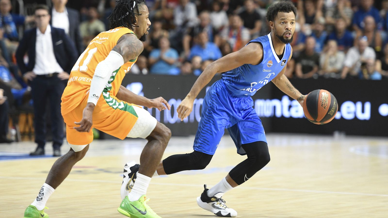 Evans defiende a Hannah.