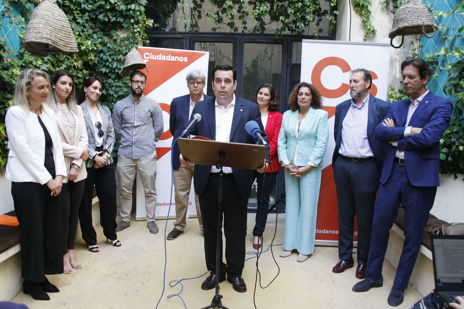 Curro Martínez y su equipo, durante la presentación de la candidatura.