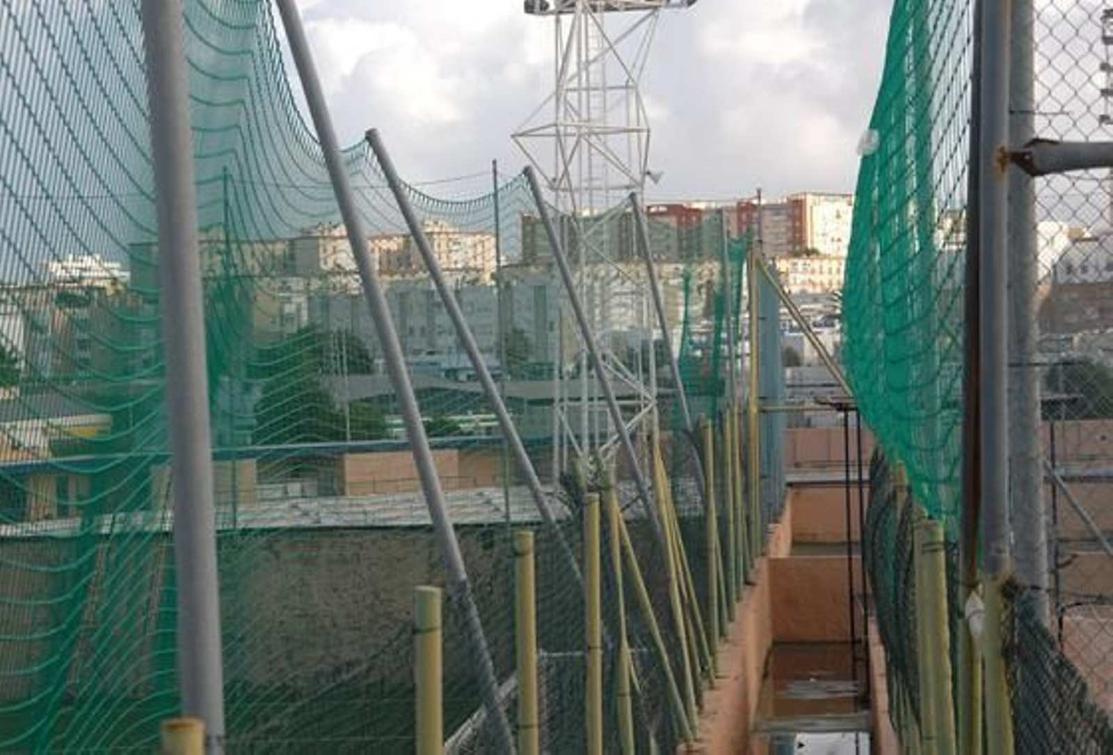 El fuerte viento causó destrozos en las instalaciones deportivas y en varias naves del Polígono de Fradricas

Foto: Rioja