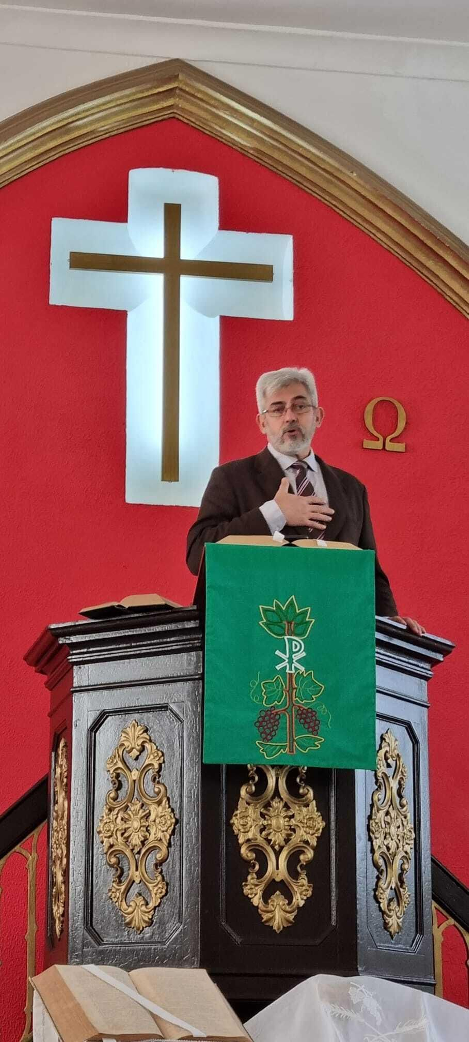 El pastor Alfredo Abad durante el culto del domingo en la Iglesia Evangélica Española El Buen Pastor.