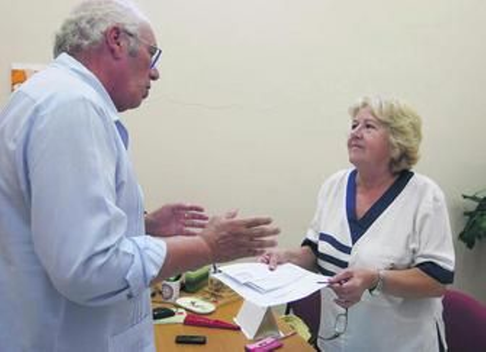 Un momento del encuentro entre Josefa Beltrán y el Defensor del Ciudadano, Francisco Reinoso.