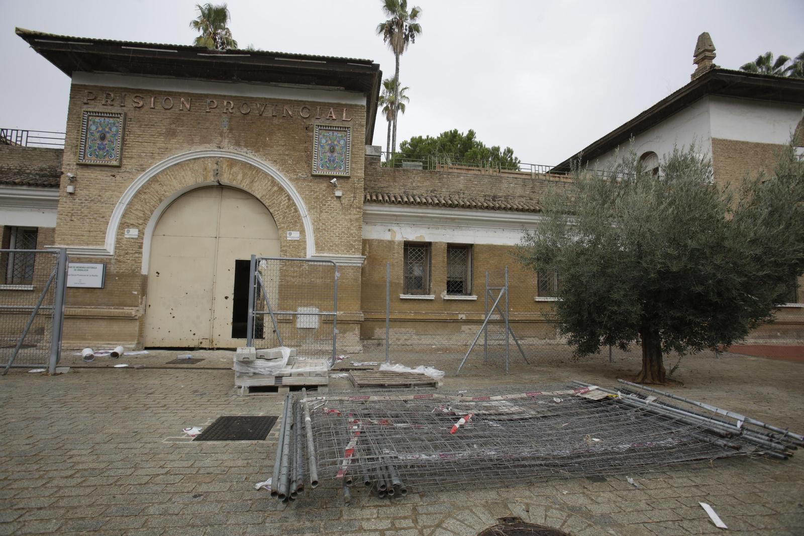 Las vallas en la fachada principal del pabellón indican el inicio de las obras.