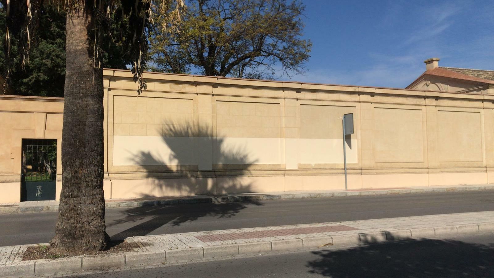 La fachada de la Real Escuela, ya sin pintadas. La fachada de la Real Escuela, ya sin pintadas.