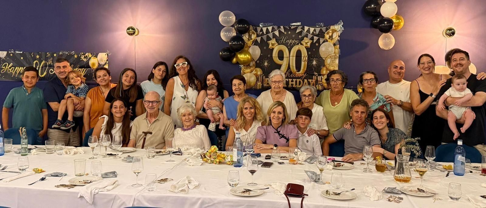 La anfitriona Lelé Teruel, durante la celebración de los noventa cumpleaños en el restaurante El Balandro,  con su marido Daniel Gómez, su hija Salle, sus nietas Elisa, Teresa y María Andrade, sus hermanas Conchi y Soco Teruel, José Carlos Teruel, Salvador Gamero y Toté y Lole Allely, entre otros.