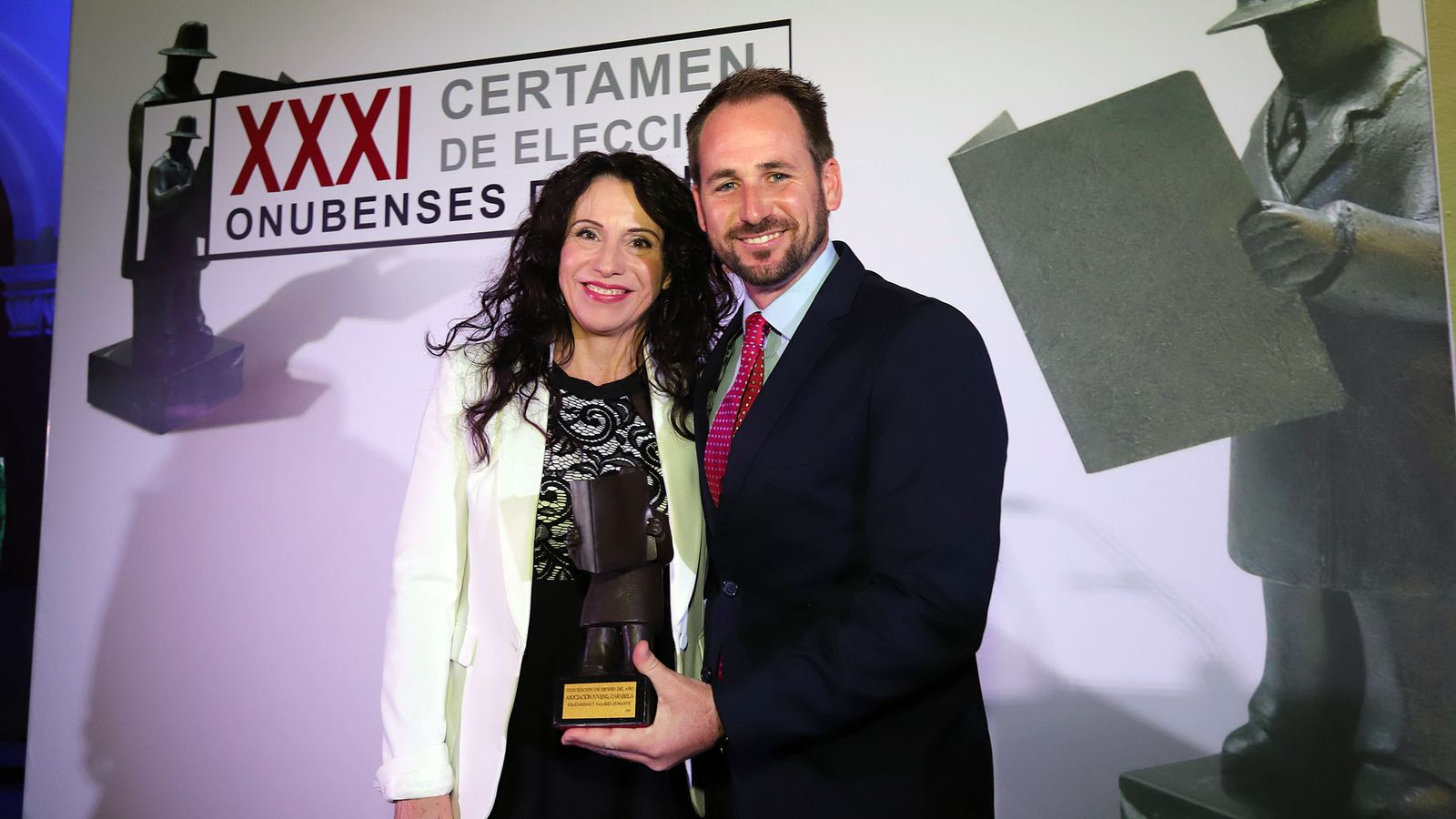 La consejera Rocío Ruiz entregó su galardón al presidente de la asociación juvenil Carabela, Francisco Mora.