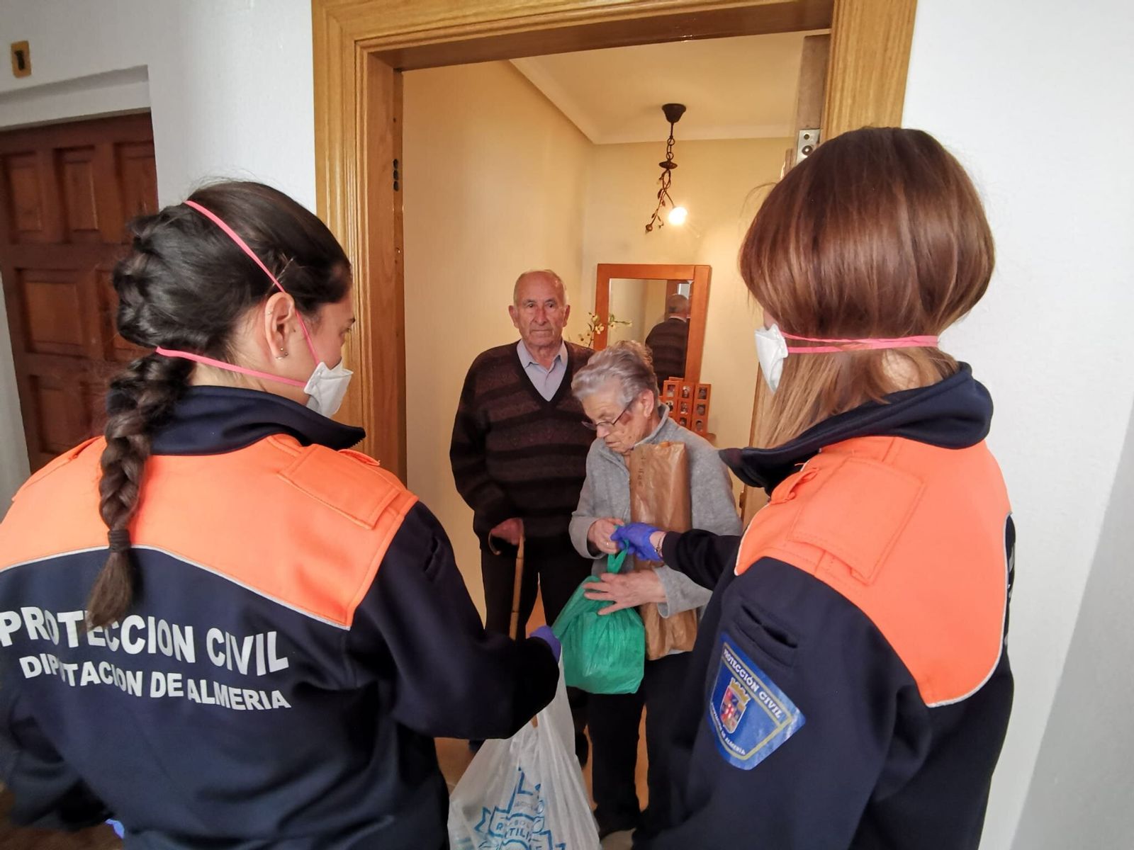 Reparto de material higiénico-sanitario de Protección Civil de Diputación a población de riesgo.